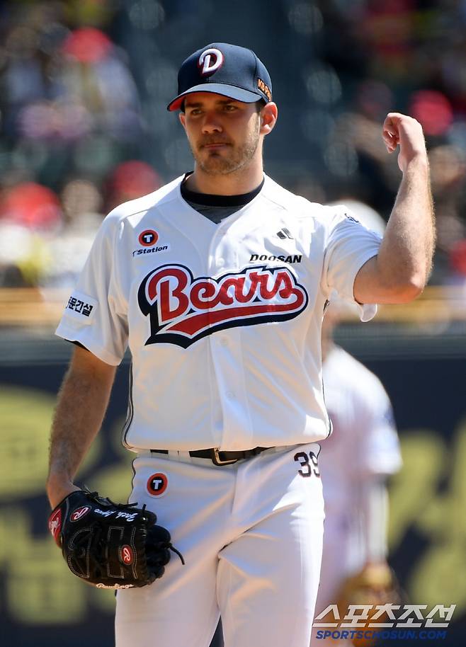 20일 잠실구장에서 열린 두산 베어스와 KIA 타이거즈의 경기. 두산 잭로그가 역투하고 있다. 잠실=박재만 기자 pjm@sportschosun.com/2025.04.20/