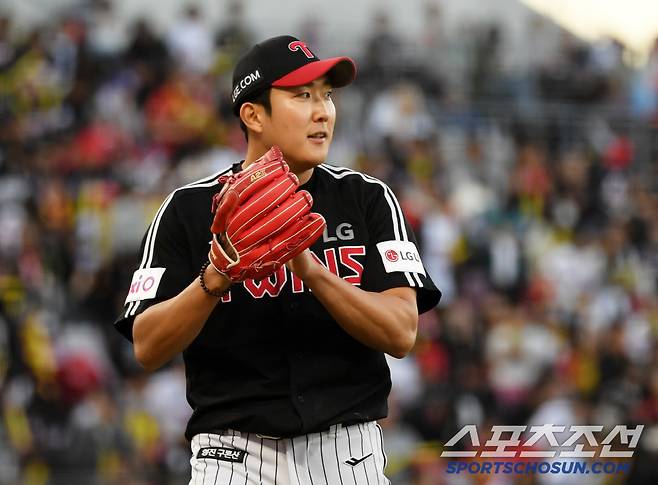 25일 광주 기아챔피언스필드에서 열린 KIA 타이거즈와 LG 트윈스의 경기. 1회말 1사 1루 KIA 위즈덤에게 사구를 허용한 LG 손주영이 미안하다는 제스처를 취하고 있다. 광주=박재만 기자 pjm@sportschosun.com/2025.04.25/