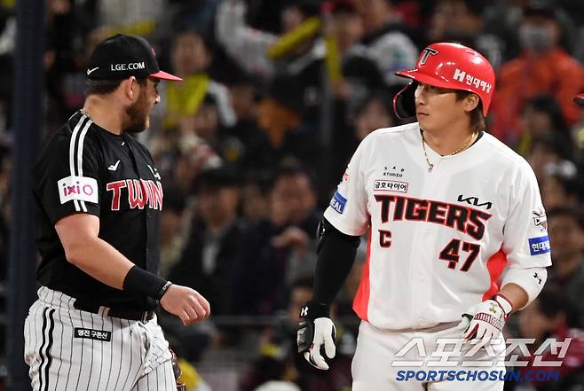 25일 광주 기아챔피언스필드에서 열린 KIA 타이거즈와 LG 트윈스의 경기. 6회말 2사 KIA 나성범이 안타를 치고 나오자 LG 1루수 오스틴이 장난을 치고 있다. 광주=박재만 기자 pjm@sportschosun.com/2025.04.25/