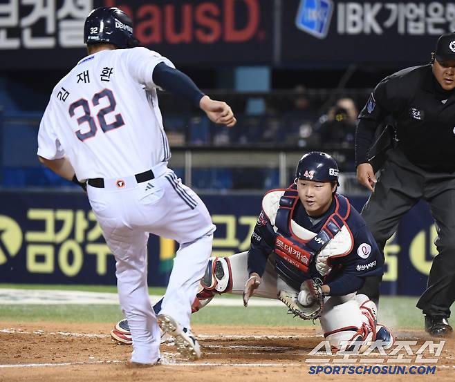 25일 서울 잠실구장에서 열린 롯데-두산전. 6회말 1사 1, 2루 강승호의 안타 때 1루주자 김재환이 홈까지 무리하게 뛰다 아웃되고 있다. 잠실=정재근 기자 cjg@sportschosun.com/2025.4.25/