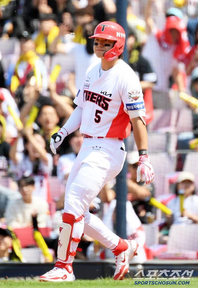 26일 광주 기아챔피언스필드에서 열린 KIA 타이거즈와 LG 트윈스의 경기. 1회말 무사 1,2루 KIA 김도영이 적시타를 날린 뒤 숨을 고르고 있다. 광주=박재만 기자 pjm@sportschosun.com/2025.04.26/