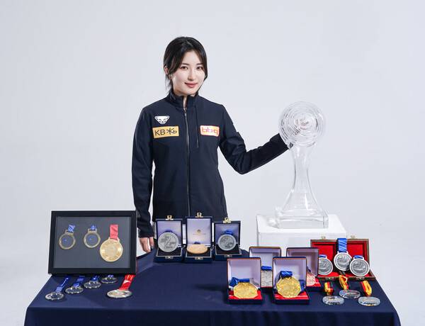 2024시즌 획득한 트로피 앞에서 포즈를 취하는 김길리. ⓒSeven Hundred Co