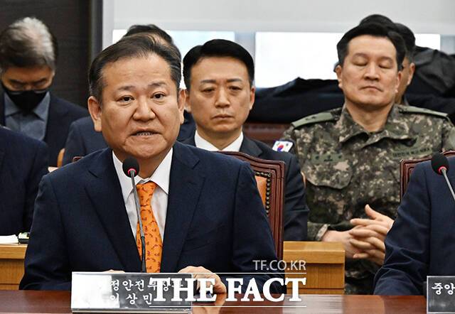 특수단은 계엄 당시 언론사 단전·단수 지시 의혹을 받는 이상민 전 행정안전부 장관 수사에 집중하고 있다. 사진은 이 전 장관이 지난 2월4일 오전 서울 여의도 국회에서 열린 '윤석열 정부의 비상계엄 선포를 통한 내란 혐의 진상규명 국정조사 특별위원회' 전체회의에 참석해 질의에 답변을 하고 있는 모습./배정한 기자