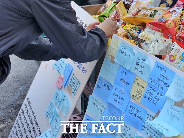 지난 22일 오후 6시20분께 서울 강북구 지하철 4호선 미아역 인근 한 마트에서 발생한 흉기 난동 사건으로 여성 1명이 숨진 가운데 피해자를 위한 추모 공간이 마련됐다. 사건이 일어난 지 사흘째인 25일 피해자를 애도하는 시민들의 발걸음이 이어지고 있다. /이다빈 기자