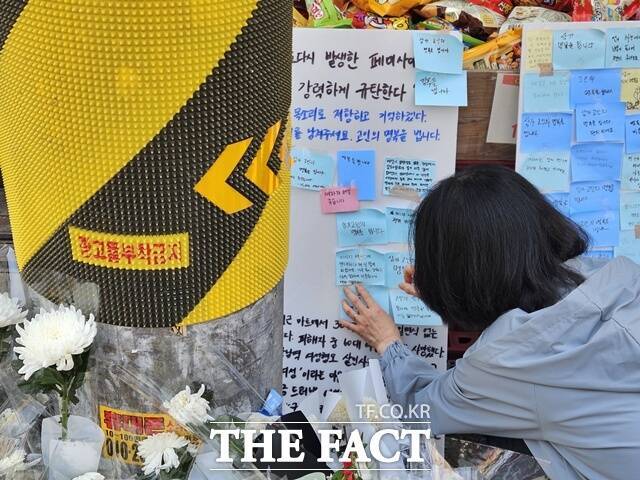 10대부터 대학생, 중년, 노인들까지 추모 공간을 찾아 모두 안타까움을 표했다. 시민들은 마트 앞 추모 공간에 준비된 포스트잇과 펜으로 추모 글을 써 붙였다. /이다빈 기자