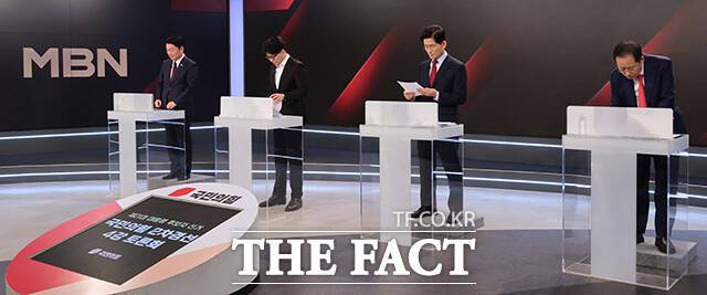 안철수, 한동훈, 김문수, 홍준표 국민의힘 대선 경선 후보(왼쪽부터)가 26일 오후 서울 중구 매경미디어센터에서 열린 국민의힘 대통령 선거 제2차 경선 후보자 토론회에 앞서 자표를 살펴보고 있다. /국회사진취재단