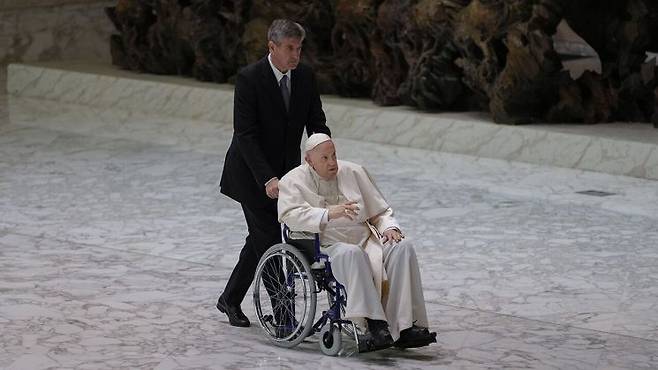 2022년 관절 수술 직후 휠체어에 탄 채 공식 행사에 나섰던 프란치스코 교황. AP 연합뉴스