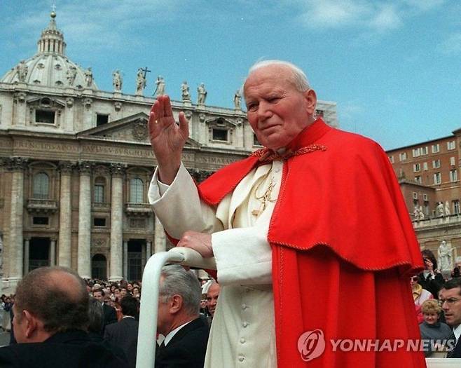 파키슨 투병 와중에도 은퇴하지 않았던 요한 바오로 2세도 휠체어에 탄 모습을 대중에 공개하진 않았다. 연합뉴스