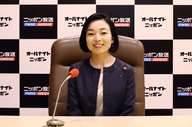 라디오 방송 '올나이트닛폰'에 출연한 아키코 여왕. 올나이트닛폰 X 계정.