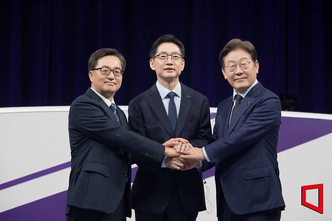 18일 서울 마포구 상암MBC 스튜디오에서 열린 제21대 대통령후보자 더불어민주당 경선 후보자 첫 TV토론에서 이재명(오른쪽부터), 김경수, 김동연 후보가 기념촬영을 하고 있다. 2025.4.18 국회사진기자단
