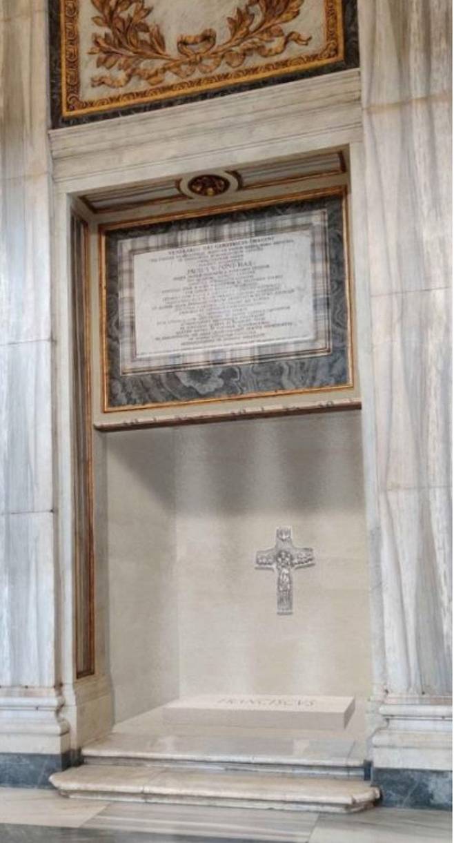 로마 시내 산타 마리아 마조레 대성전(성모 대성전)에 마련된 프란치스코 교황의 묘. 바닥에는 '프란체스쿠스'라는 라틴어 이름이, 벽에는 그가 평생 목에 걸고 다녔던 십자가 모양이 새겨졌다. /소셜미디어 캡춰