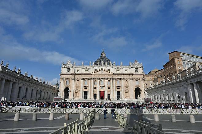 프란치스코 교황 서거 이틀 뒤인 23일 신자들이 바티칸시국 성 베드로 대성당 앞 성 베드로 광장에 앉아 있다./AFP 연합뉴스