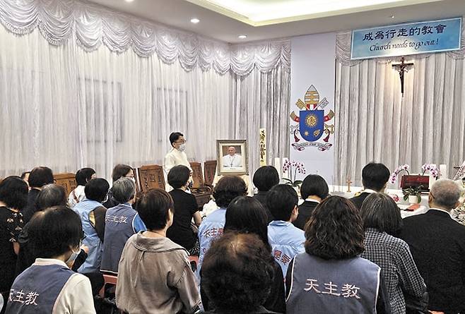 타이베이에도 교황 분향소 - 24일 대만 타이베이에 있는 천주교 타이베이 대교구 성당을 찾은 시민들이 프란치스코 교황의 분향소에서 추모 미사에 참여하고 있다. /류재민 특파원