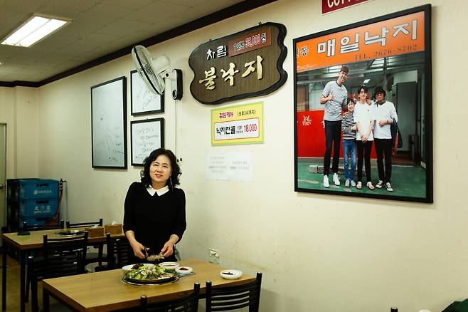 주인장은 움직이는 낙지를 한 손으로 붙잡고 다른 한 손으로는 거침없이 가위질을 했다. /이경호 영상미디어 기자