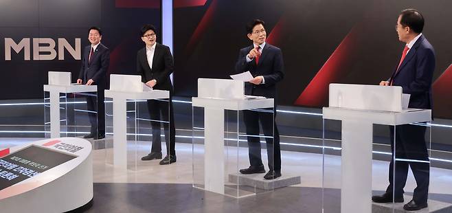 26일 서울 중구 매경미디어센터에서 열린 국민의힘 대통령 선거 제2차 경선 후보자 토론회에서 경선 후보들이 토론에 앞서  대화를 하고 있다. 왼쪽부터 안철수, 한동훈, 김문수, 홍준표 경선 후보. /연합뉴스