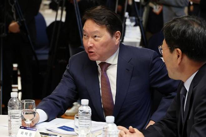 최태원(사진 왼쪽) 대한상공회의소 회장이 22일 오전 서울 여의도 국회 사랑채에서 열린 국회 미래산업포럼 발족식에서 김기식 국회미래연구원장과 대화하고 있다. ⓒ뉴시스