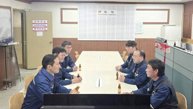 정기선HD현대 수석부회장(왼쪽 맨앞)이 지난 15일HD현대중공업 노동조합 사무실을 방문해 백호선 지부장(오른쪽 맨앞)을 만나 대화하고 있다.ⓒHD현대중공업 노조