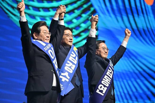 26일 오후 광주 서구 김대중컨벤션센터에서 열린 더불어민주당 21대 대선 후보 선출을 위한 호남권 합동연설회에서 이재명·김경수·김동연 후보(왼쪽부터)가 지지자들에게 인사를 하고 있다. ⓒ뉴시스