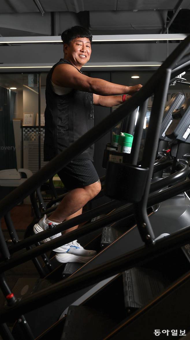 전우호 메이트네트웍스 대표가 서울 중구 삼일대로 피트니스101을 찾아 ‘천국의 계단’으로 불리는 스텝밀을 오르고 있다. 변영욱 기자 cut@donga.com