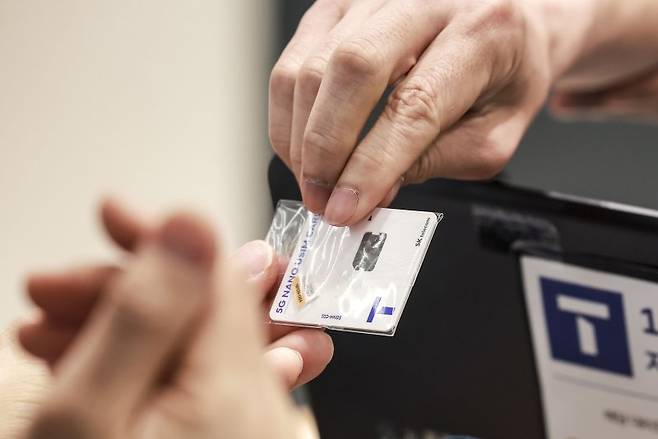 K텔레콤은 최근 발생한 가입자 유심 정보 유출 사고와 관련해 유심 무료 교체를 실시한다. SK텔레콤은 오는 28일 오전 10시부터 가입자들에게 유심(eSIM 포함) 무료 교체서비스를 제공할 예정이다. 유심 교체를 희망하는 모든 가입자를 대상으로 진행되며, 전국 T월드 매장과 공항 로밍센터에서 이뤄진다. 교체 대상은 지난 18일 자정 기준 이동통신 가입자(1회 한정)로 일부 워치 및 키즈폰 등은 제외된다. 또 지난 19일부터 오는 27일까지 자비로 유심을 교체한 가입자에게는 소급 적용이 된다. 가입자가 이미 납부한 유심 교체 비용은 별도로 환급된다. 사진=뉴시스