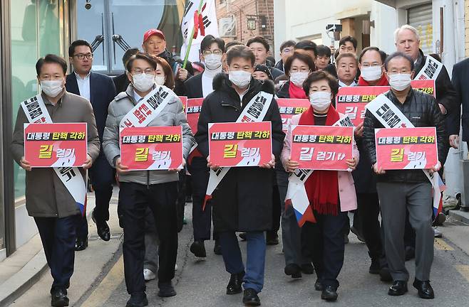 탄핵 각하 길 걷기 기자회견을 마친 윤상현 의원 등 국민의힘 기독인회 의원들과 전한길 강사(가운데)가 3월 14일 서울 종로구 헌법재판소 주변을 돌고 있다. 연합뉴스