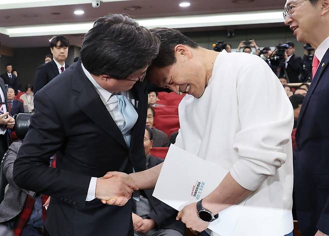 한국사 강사 전한길(오른쪽)씨가 3월 19일 오후 서울 여의도 국회 의원회관에서 열린 미래자유연대 국민대토론회에 참석해 김대식 국민의힘 의원과 악수를 하고 있다. 신소영 기자 viator@hani.co.kr