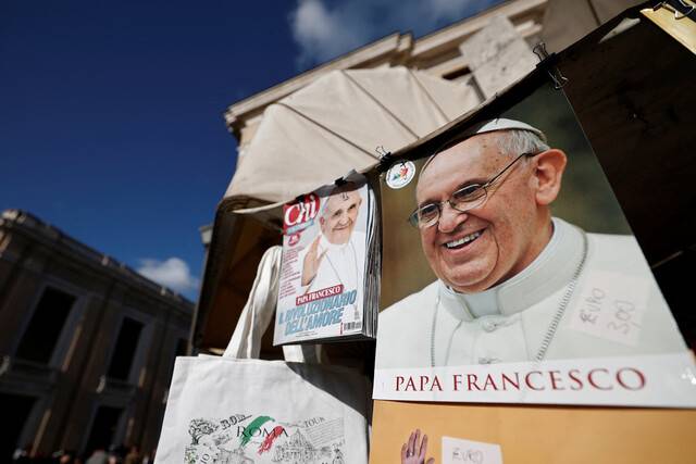 25일(현지시각) 이탈리아 로마의 성 베드로 광장 근처에 고 프란치스코 교황의 이미지가 전시돼있다. 로이터 연합뉴스