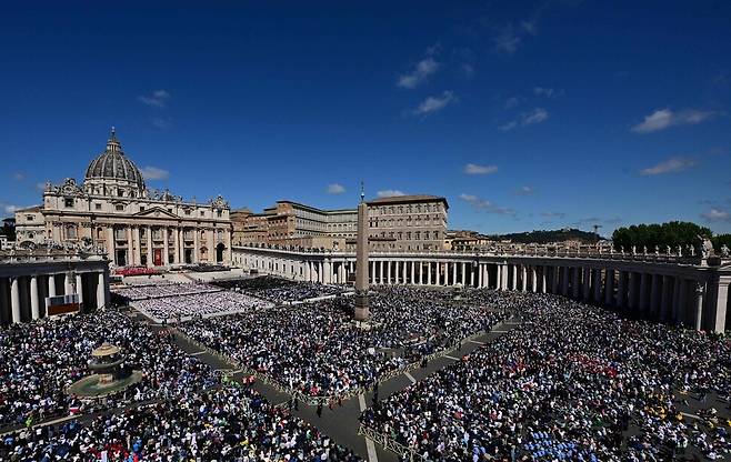26일(현지시각) 바티칸 성 베드로 광장에서 열린 프란치스코 교황의 장례식에 신자들이 참석하고 있다. 바티칸/AFP 연합뉴스