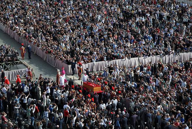 2025년 4월23일 교황 프란치스코의 주검이 그가 살던 카사 산타마르타에서 성베드로 대성당으로 운구되고 있다. REUTERS