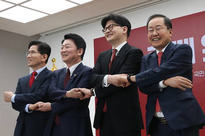 6·3 대통령선거 출마를 선언한 국민의힘 김문수(왼쪽부터), 안철수, 한동훈, 홍준표 후보가 2025년 4월23일 서울 여의도 국민의힘 중앙당사에서 열린 2차 경선 토론회 미디어데이에서 기념 사진을 찍고 있다. 국회사진기자단