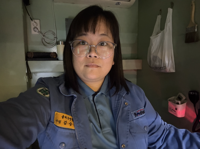 전남 광양시에 위치한 물류 운송 기업 주식회사 로덱스에서 천장크레인 기사로 일하는 김승주씨의 모습. 김씨는 중학교 때부터 늘 장래희망 1순위에 '크레인 기사'를 적었다. 김씨 제공