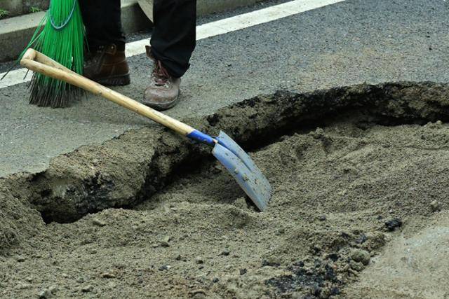 22일 서울 종로구 창신역 1번 출구 앞에 생긴 지름 1m 땅꺼짐에 대한 복구 작업이 이뤄지고 있다. 최주연 기자