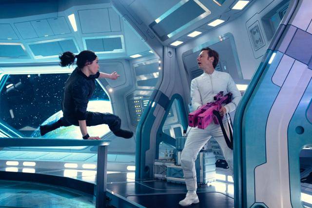 '블랙 미러' 시즌7의 마지막 에피소드 ‘USS 칼리스터: 인피니티 속으로’는 컴퓨터게임 속에서 벌어지는 일을 그린다. 사람 유전자 정보가 악용됐을 때 벌어질 수 있는 일이 등골을 서늘하게 한다. 넷플릭스 제공