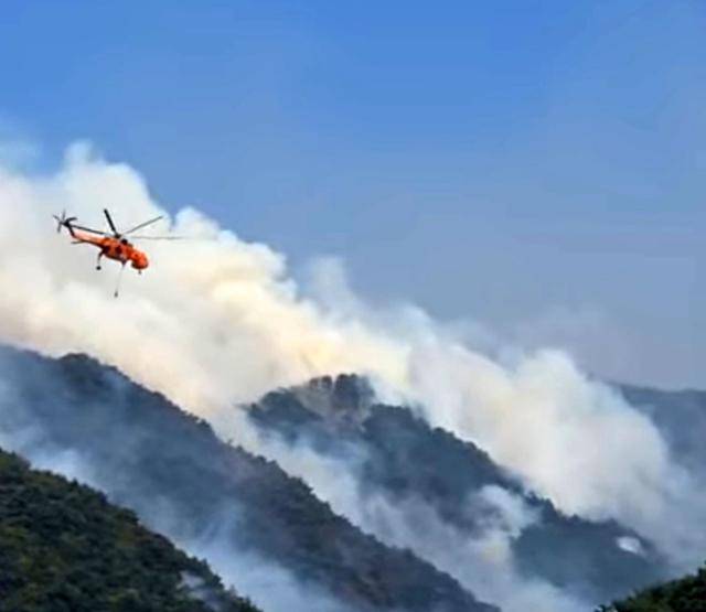 26일 오후 인제군 상남면 하남리 인근 야산에서 산불이 나 산림청 진화 헬기가 투입돼 진화하고 있다. 연합뉴스