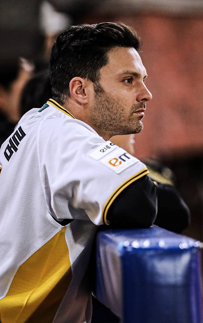 25일 인천 키움전을 더그아웃에서 지켜보는 라이언 맥브룸. SSG 제공