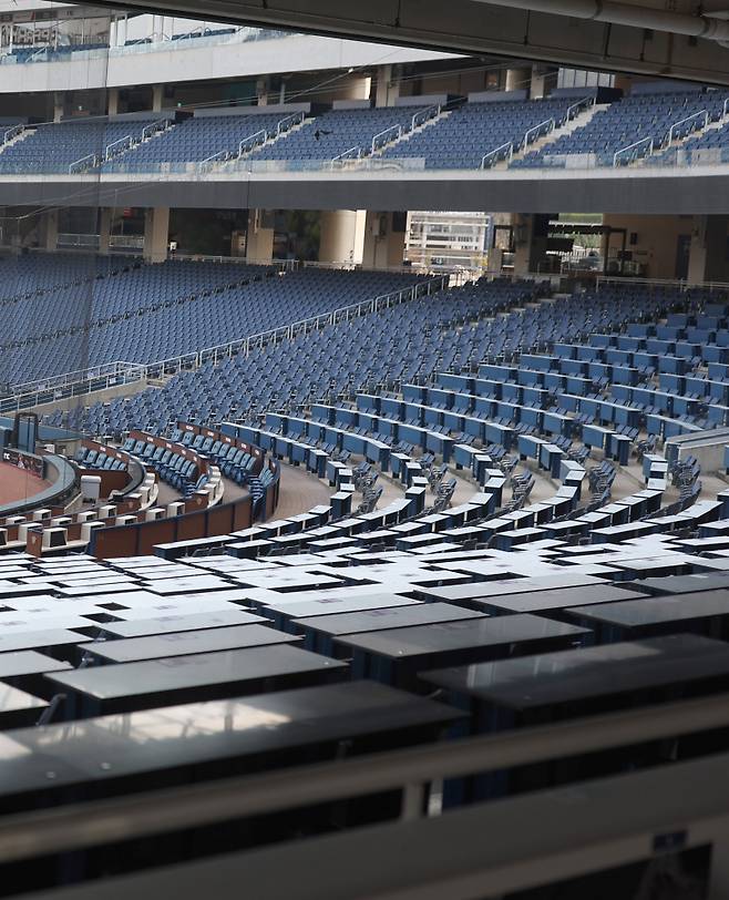 <yonhap photo-5635="">3월 31일 오후 경남 창원시 마산회원구 창원NC파크 전경. 한국야구위원회(KBO)는 최근 창원NC파크에서 발생한 외장 마감 자재 낙하 사고와 관련해 오는 4월 1일부터 창원NC파크에서 열릴 예정이던 NC-SSG를 연기한다고 밝혔다. 2025.3.31 [연합뉴스]</yonhap>