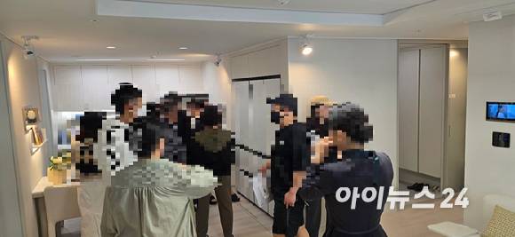 25일 '교산 푸르지오 더 퍼스트' 견본주택에 조성된 51㎡A타입 유니트 거실. [사진=이수현 기자]