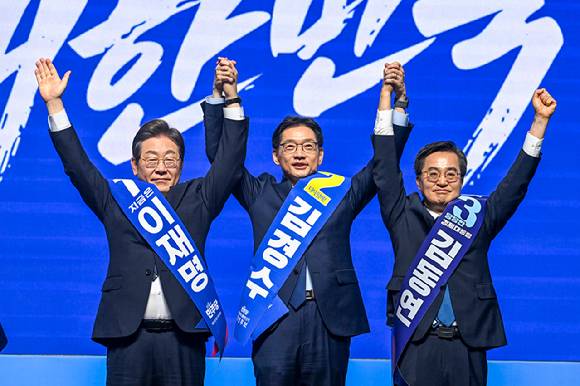 이재명(왼쪽부터), 김경수, 김동연 더불어민주당 대선 경선 후보가 26일 광주 서구 김대중컨벤션센터에서 열린 '제21대 대통령선거 후보자 선출을 위한 호남권 합동연설회'에서 함께 손을 들어 인사하고 있다. 2025.4.26 [공동취재] [사진=연합뉴스]