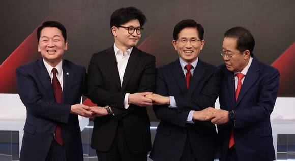 26일 서울 중구 매경미디어센터에서 열린 국민의힘 대통령 선거 제2차 경선 후보자 토론회에서 경선 후보들이 토론에 앞서 기념 촬영을 하고 있다. 왼쪽부터 안철수, 한동훈, 김문수, 홍준표 경선 후보.  [사진=연합뉴스]