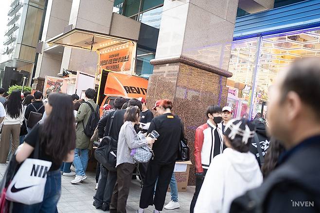 ▲ 홍대입구역 2번 출구로 나오면 바로 보이는 아랑전설 CotW 커피차!