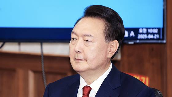 윤석열 전 대통령이 21일 서울 서초구 서울중앙지법에서 열린 내란 우두머리 혐의 형사재판 2차 공판에 출석해 있다. 사진공동취재단