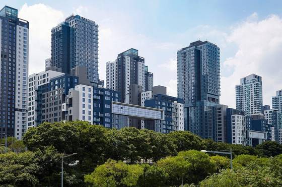 반포의 래미안원베일리는 ‘한강변+신축+대단지’라는 시대의 트렌드를 타며 평당 2억원을 최초로 넘어섰다. [중앙포토]