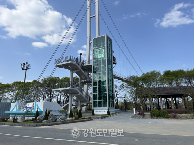 ▲ ‘사이로 248 출렁다리’. 벚꽃철을 맞아 따뜻한 봄날씨와 함께 많은 시민과 관광객들이 다리를 찾았다.