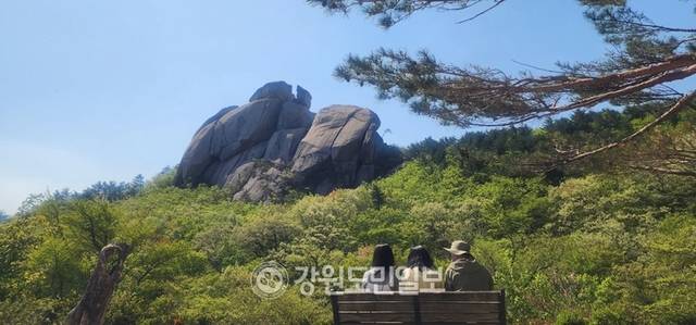 ▲ 부처님오신날을 앞두고 관광객들이 금강산 화암사를 찾아 평온한 주말을 보내고 있다.