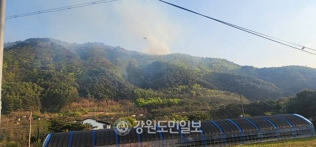 ▲ 26일 오후 1시 11분쯤 인제군 상남면 하남리 인근 야산에서 발생한 산불이 확산하고 있는 가운데 진화헬기가 31대가 투입되는 등 총력전을 벌이고 있다. 헬기가 진화하고 있다.