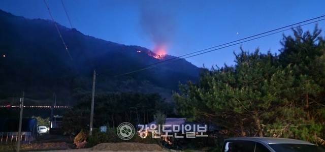 ▲ 26일 오후 1시 11분쯤 인제군 상남면 하남리 인근 야산에서 발생한 산불이 확산하고 있는 가운데 오후 7시 30분 기준 진화율은 93%를 기록하고 있다. 야간에 불이 번지고 있다.