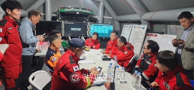 ▲ 26일 오후 1시 11분쯤 인제군 상남면 하남리 인근 야산에서 발생한 산불이 확산하고 있는 가운데 오후 7시 30분 기준 진화율은 93%를 기록하고 있다. 강혜영 북부지방산림청장, 최상기 인제군수 등이 일몰 후 대책회의를 하고 있다.