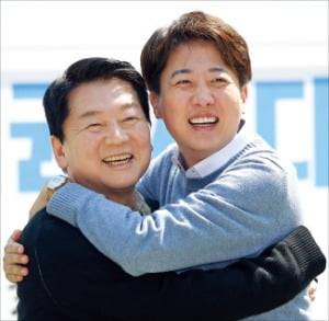 안철수 국민의힘 대선 경선 후보(왼쪽)와 이준석 개혁신당 대선 후보가 ﻿‘미래를 여는 단비 토크’ 토론회에서 만나 포옹하고 있다.   /연합뉴스