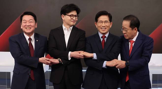 6일 서울 중구 매경미디어센터에서 열린 국민의힘 대통령 선거 제2차 경선 후보자 토론회에서 경선 후보들이 토론에 앞서 기념 촬영을 하고 있다. 왼쪽부터 안철수, 한동훈, 김문수, 홍준표 경선 후보. /국회사진기자단
