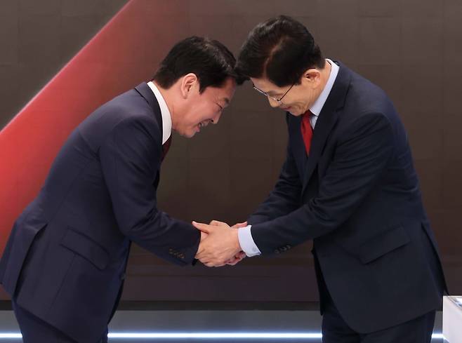 26일 서울 중구 매경미디어센터에서 열린 국민의힘 대통령 선거 제2차 경선 후보자 토론회에서 안철수, 김문수 경선 후보가 악수하고 있다. /국회사진기자단